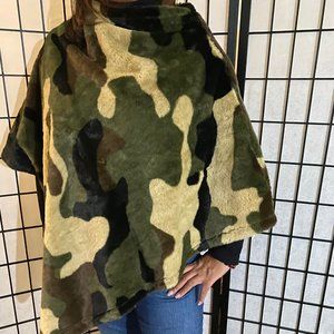 Brand New Camoflague Poncho this is a one size fits most and will fit up to 3X